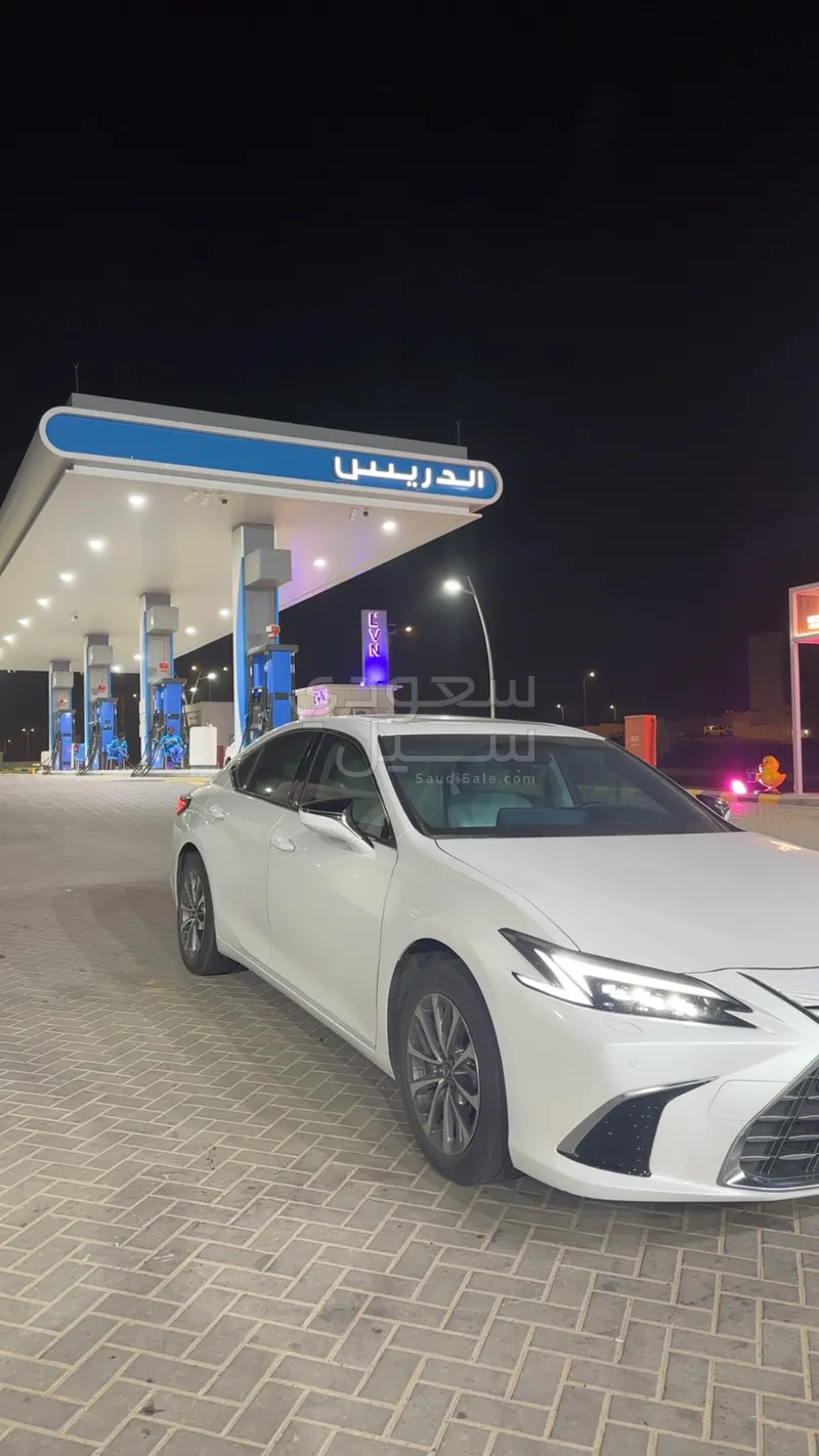 2024 لكزس إي إس 250
