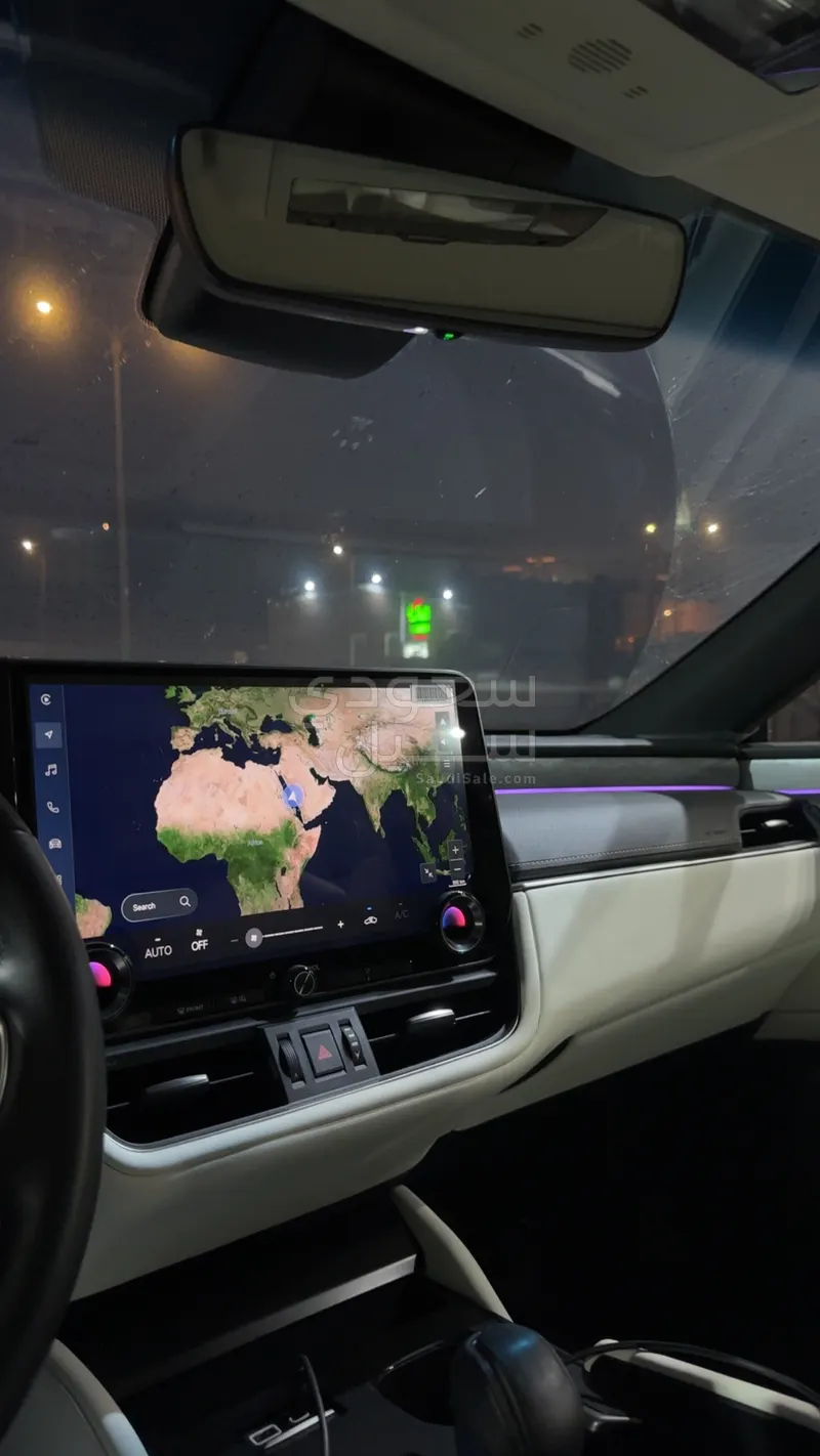 2024 لكزس إي إس 250