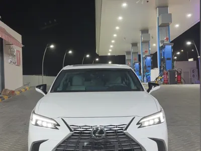 2024 لكزس إي إس 250