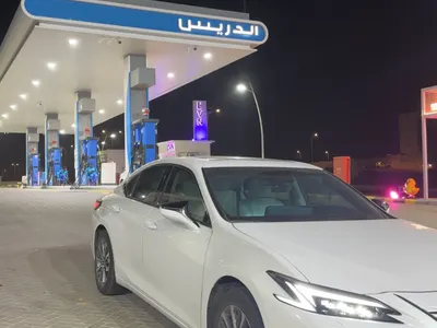 2024 لكزس إي إس 250