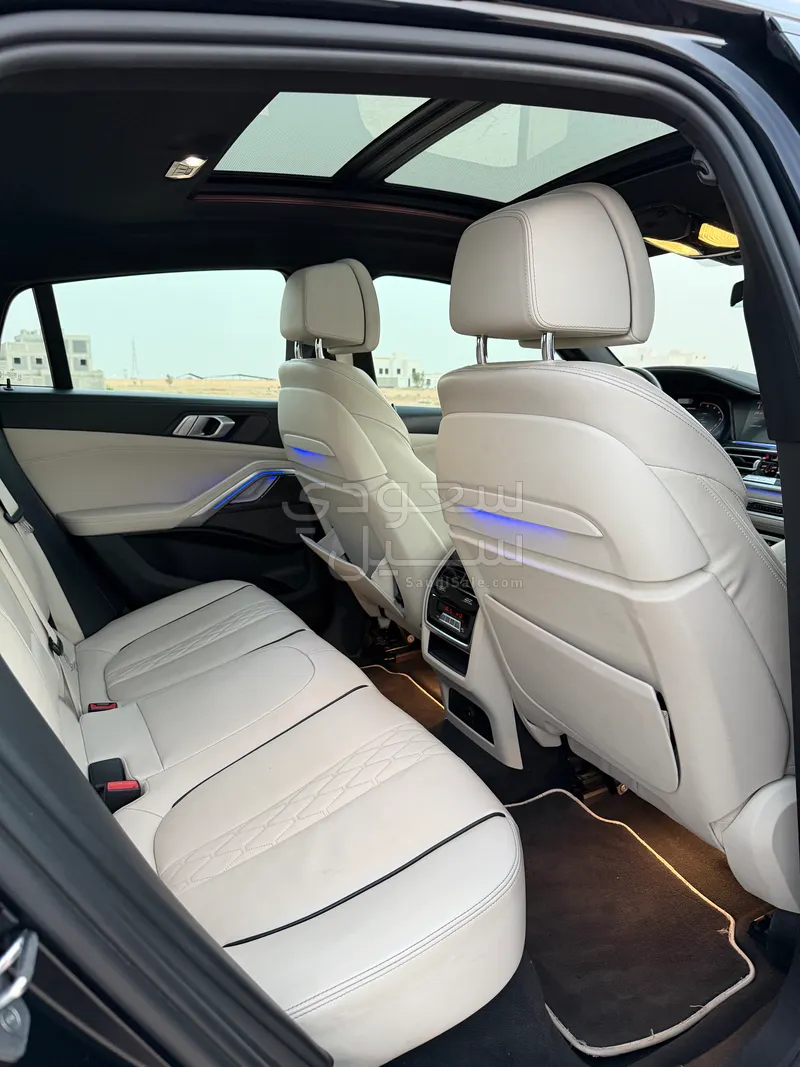 2020 BMW X Series 6 M50i