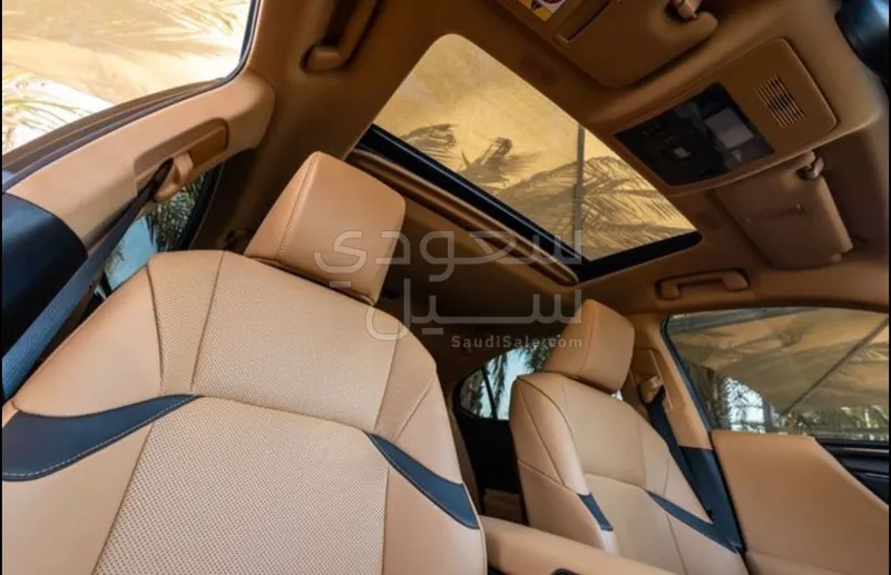 2023 لكزس إي إس 250