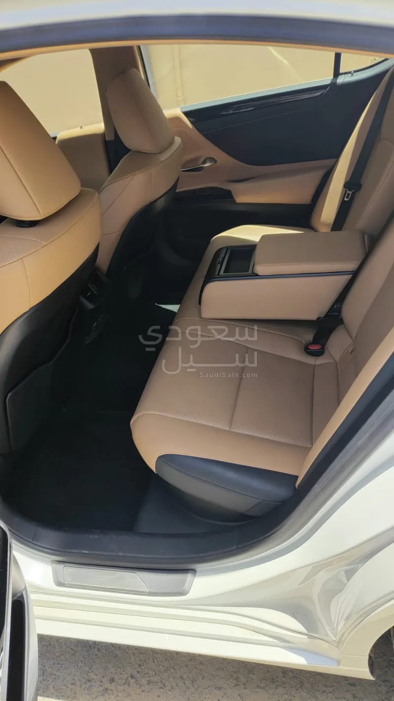 2023 لكزس إي إس 300 هايبرد