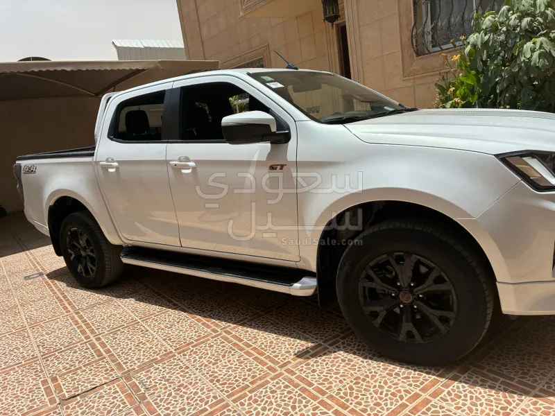 2023 ايسوزو دي ماكس جي تي
