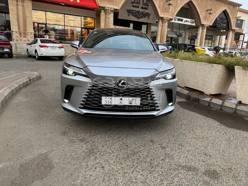 2023 لكزس أر إكس 350