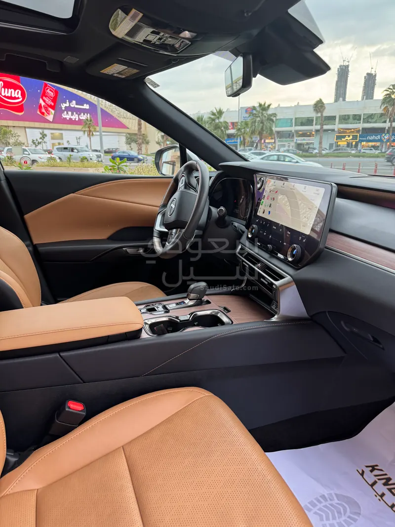 2023 لكزس أر إكس 350