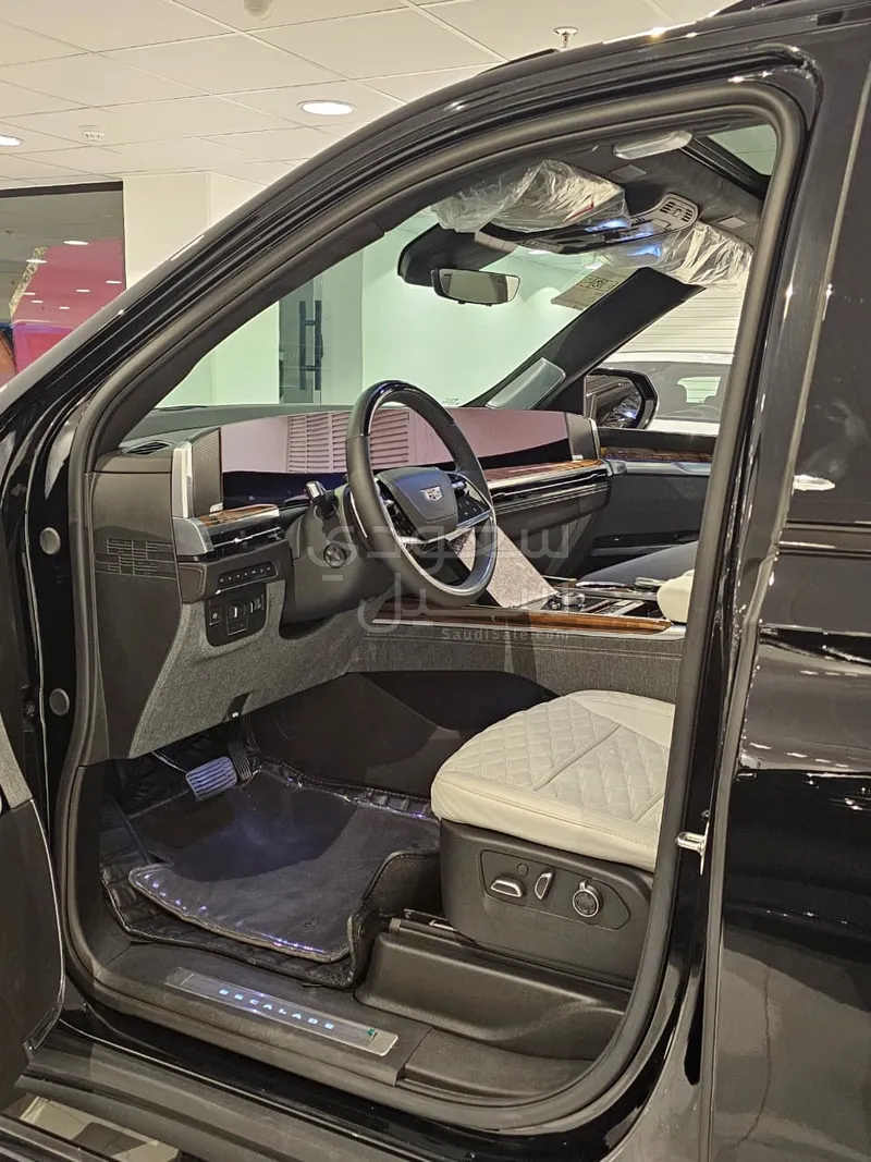 2025 Cadillac Escalade Platinum