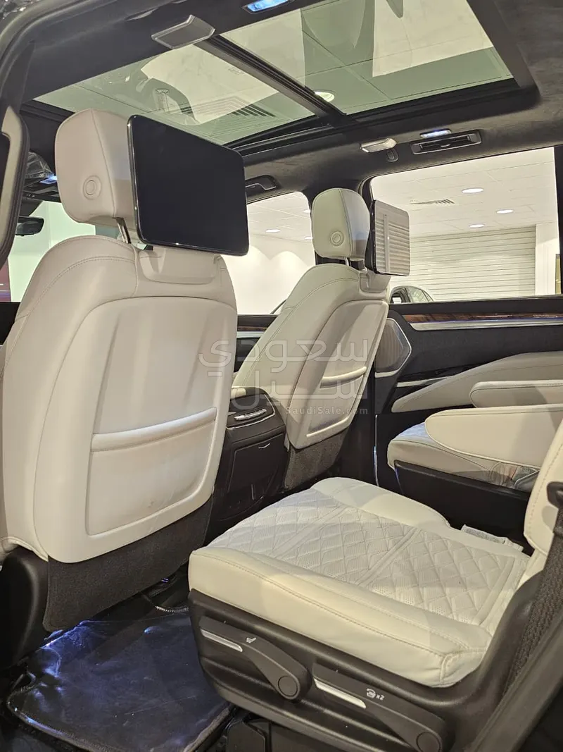 2025 Cadillac Escalade Platinum