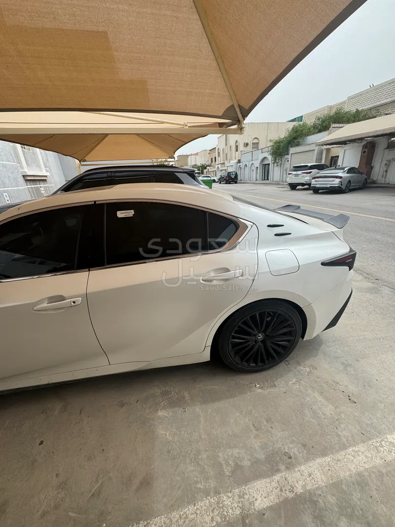 2021 لكزس آي إس 300