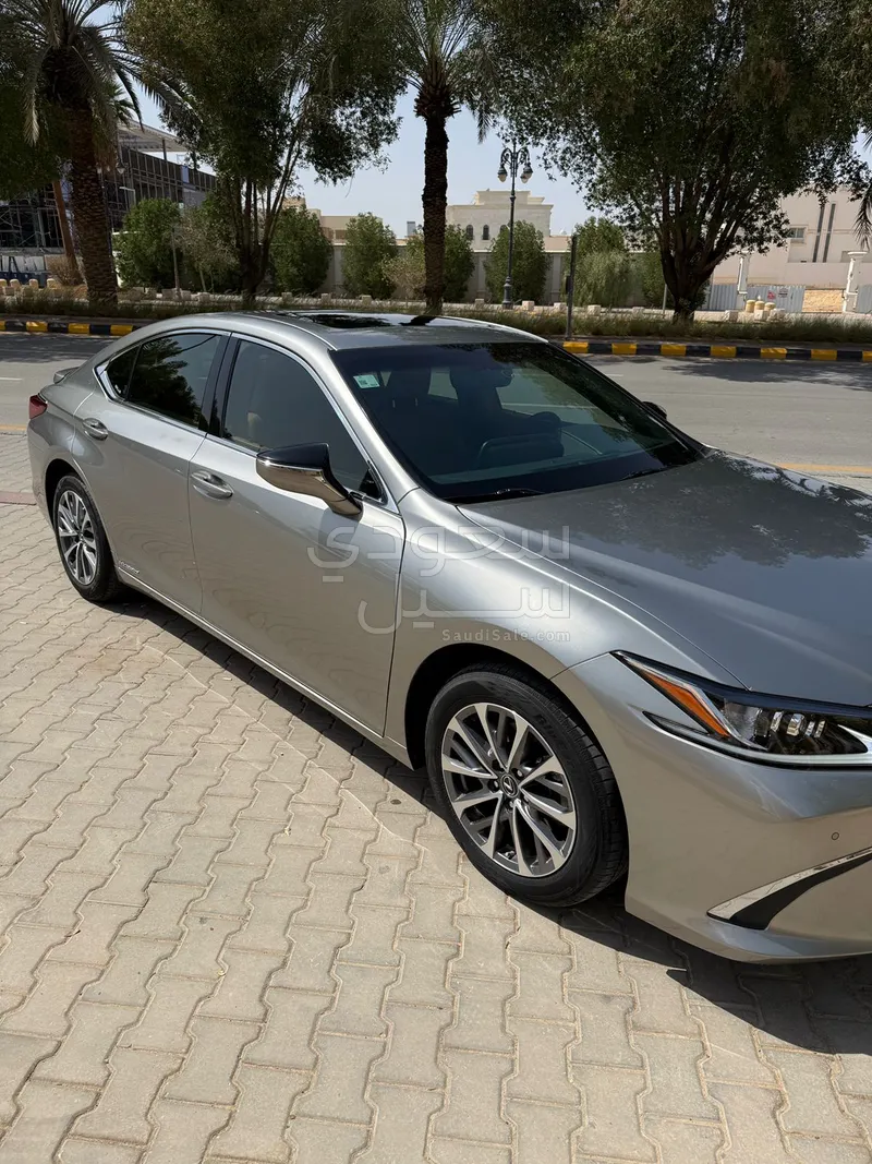 2022 Lexus ES 300H