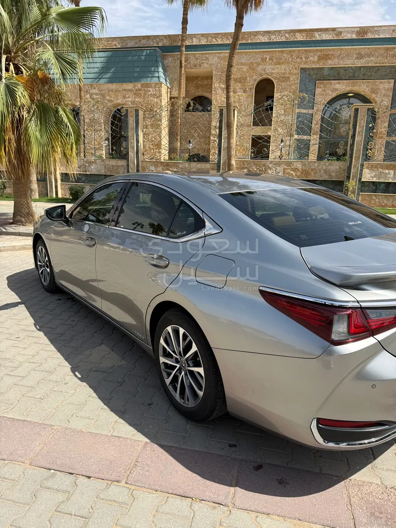 2022 Lexus ES 300H
