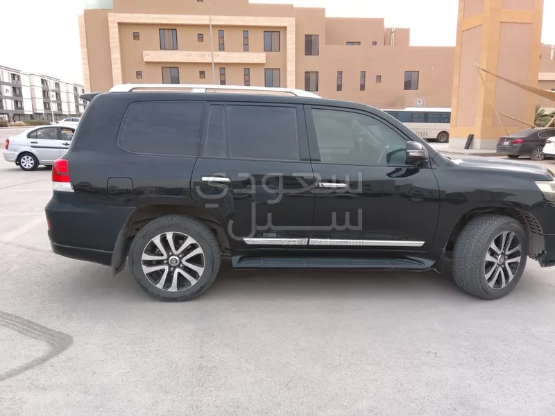 2016 تويوتا لاند كروزر جي اكس ار