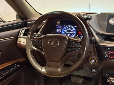 2019 لكزس إي إس 350