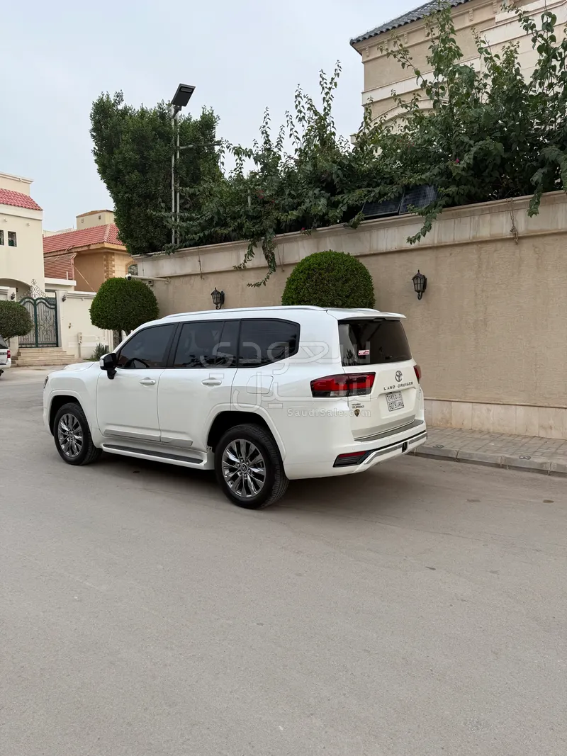2023 Toyota Land Cruiser GXR 3