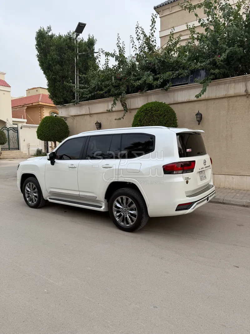 2023 Toyota Land Cruiser GXR 3