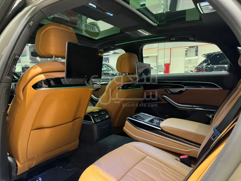 2025 Audi A8L