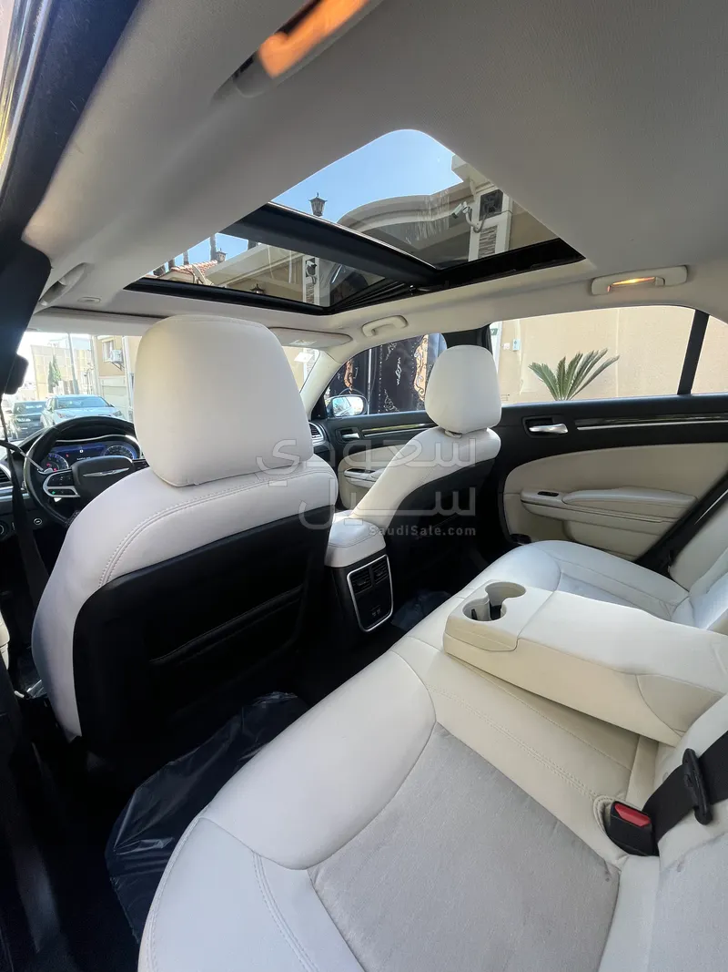 2021 كرايسلر 300 سي