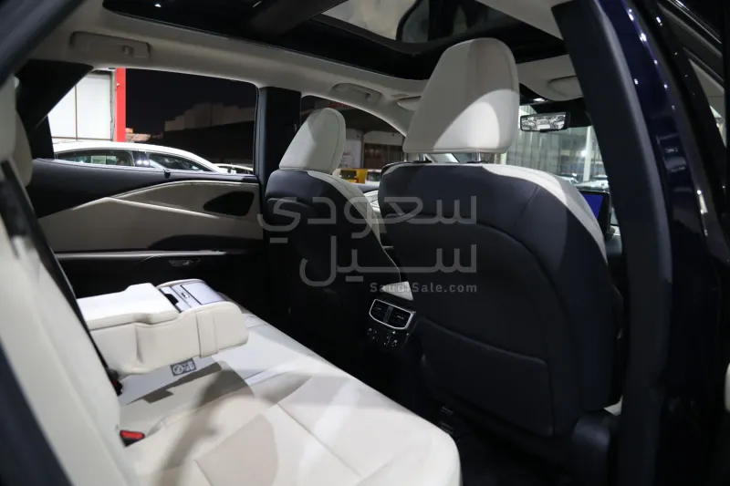 2025 لكزس أر إكس 350