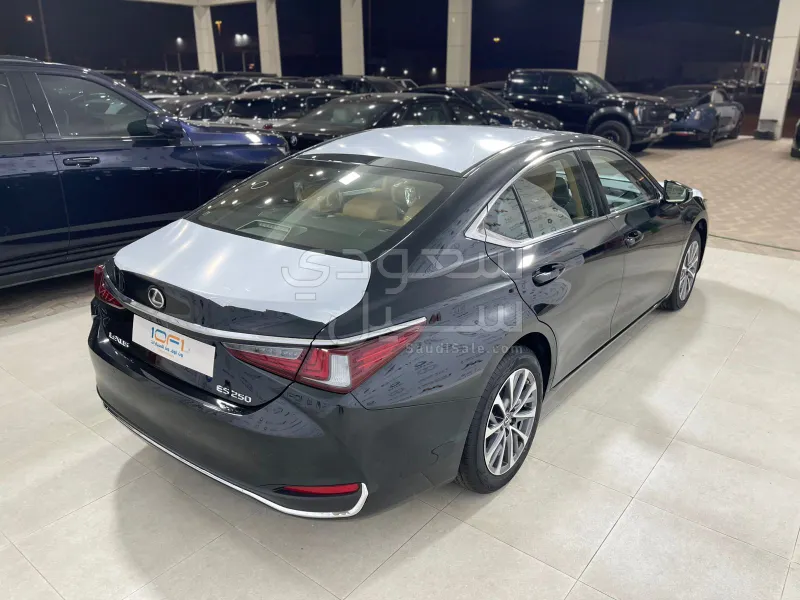 2025 Lexus ES 250
