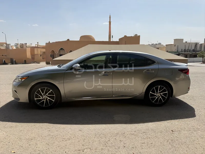 2016 لكزس إي إس 350