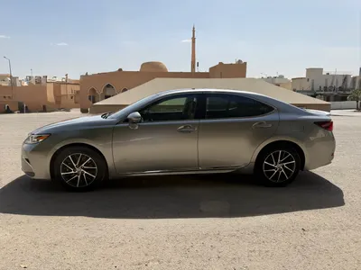 2016 لكزس إي إس 350