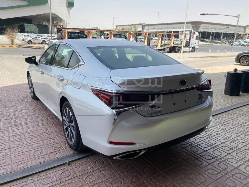 2025 Lexus ES 350