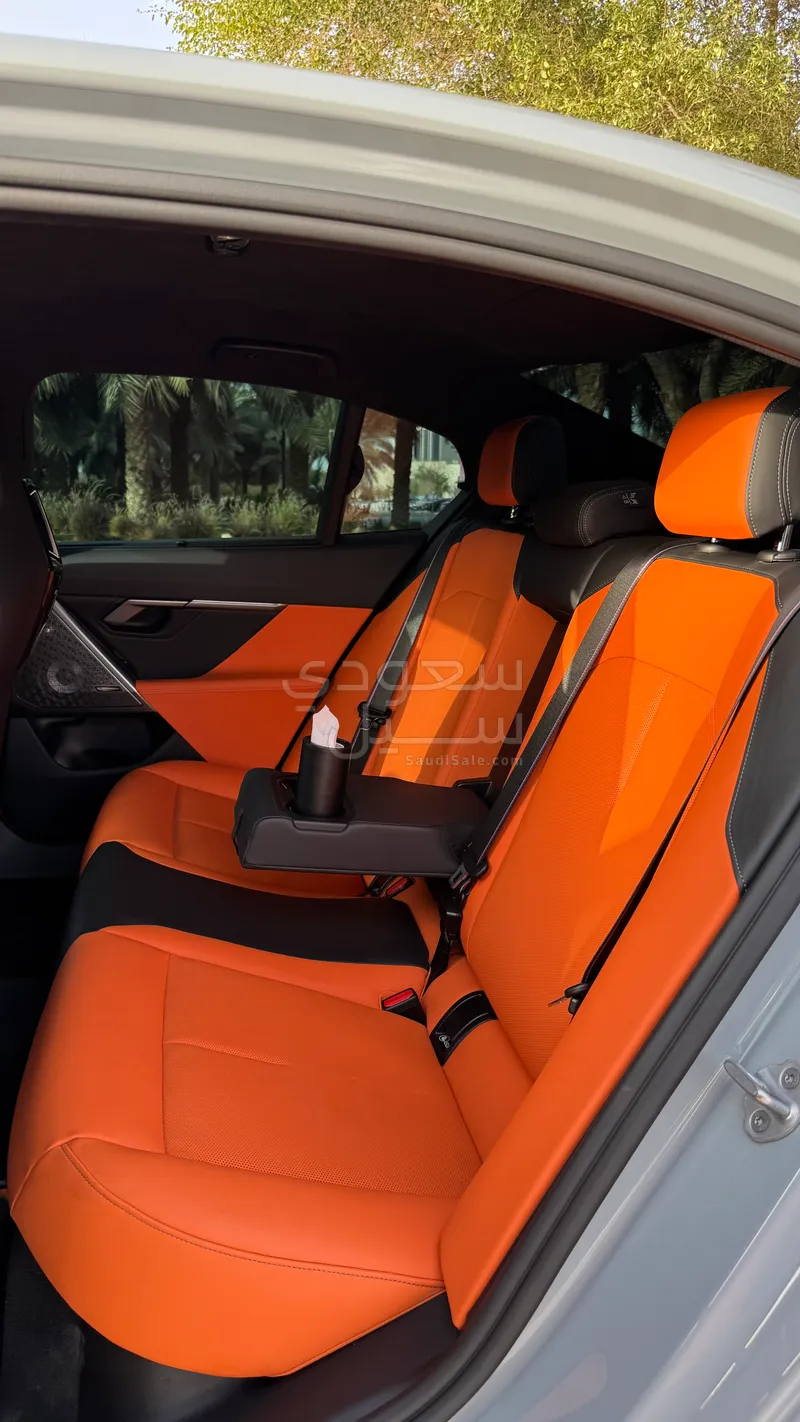 2025 BMW M Series M5