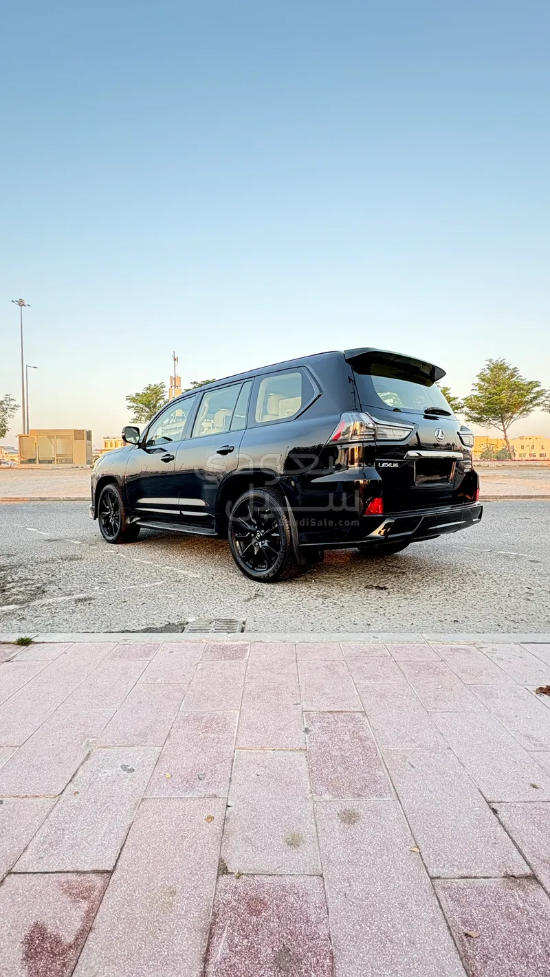 2019 لكزس إل إكس 570 بلاك اديشن