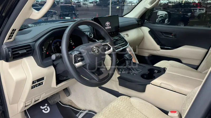 2025 Toyota Land Cruiser GXR 2