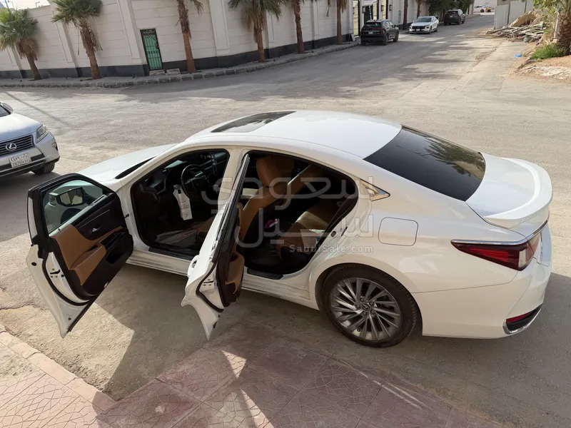 2020 لكزس آي إس 250