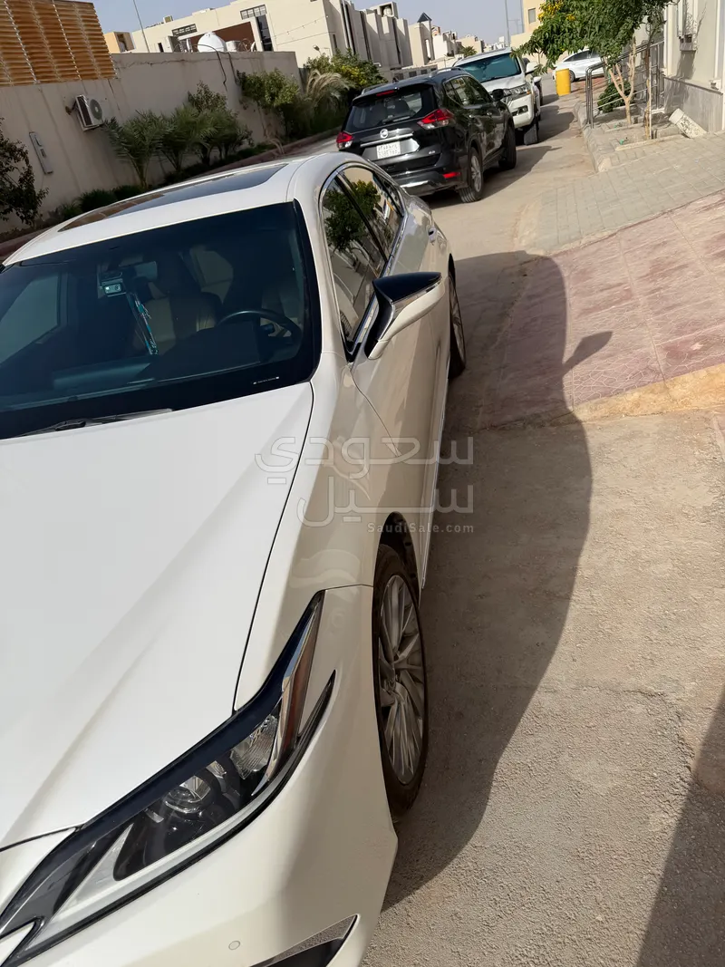 2020 لكزس آي إس 250