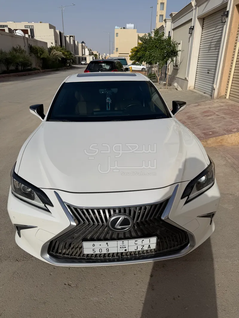 2020 لكزس آي إس 250