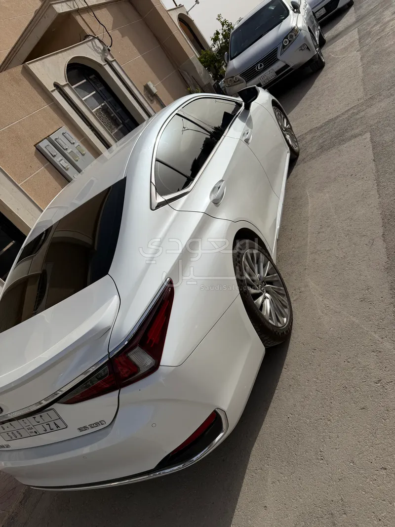 2020 لكزس آي إس 250