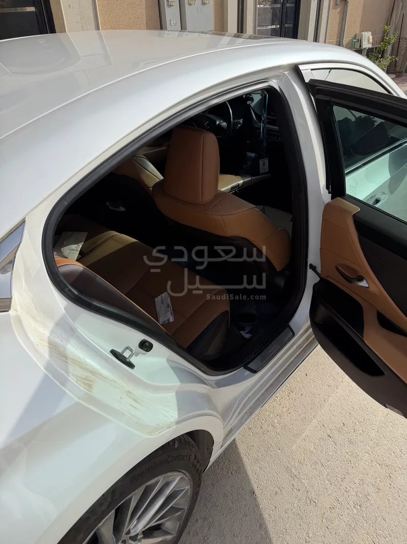 2020 لكزس آي إس 250