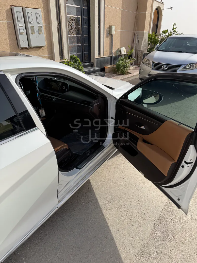 2020 لكزس آي إس 250
