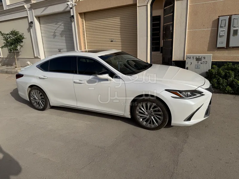 2020 لكزس آي إس 250