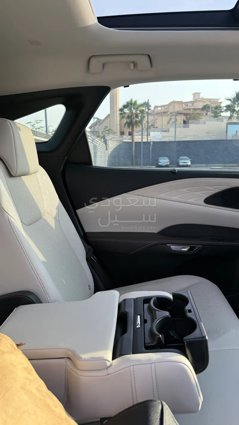 2025 لكزس أر إكس 350