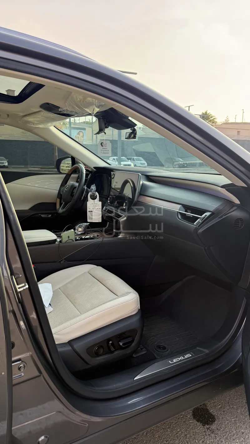 2025 لكزس أر إكس 350