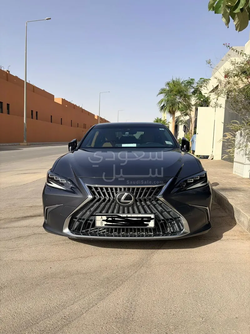 2023 لكزس إي إس 250