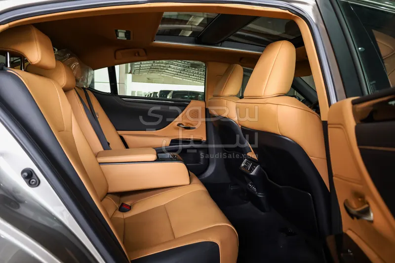 2025 لكزس إي إس 350