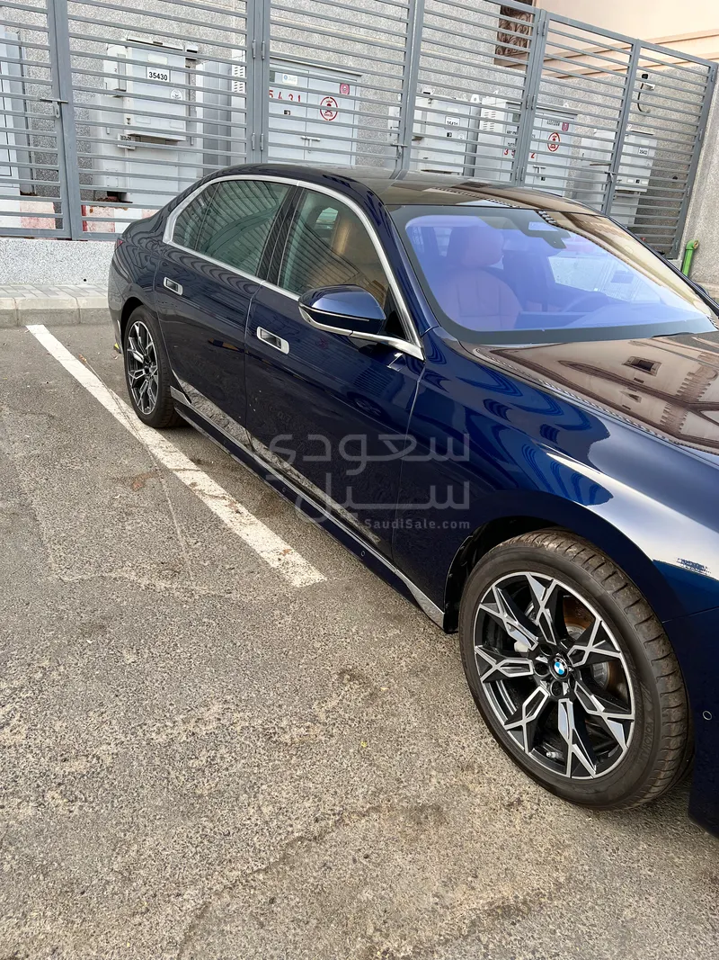 2026 بي ام دبليو الفئة السابعة 735 إل أي