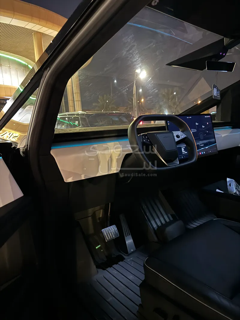2024 تيسلا سايبر تراك