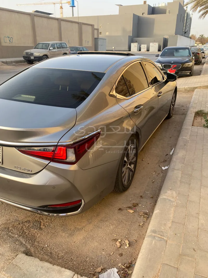 2020 لكزس إي إس 250