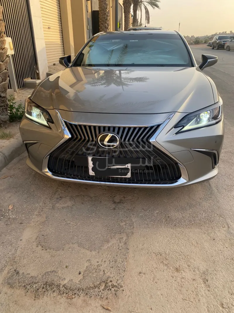 2020 لكزس إي إس 250