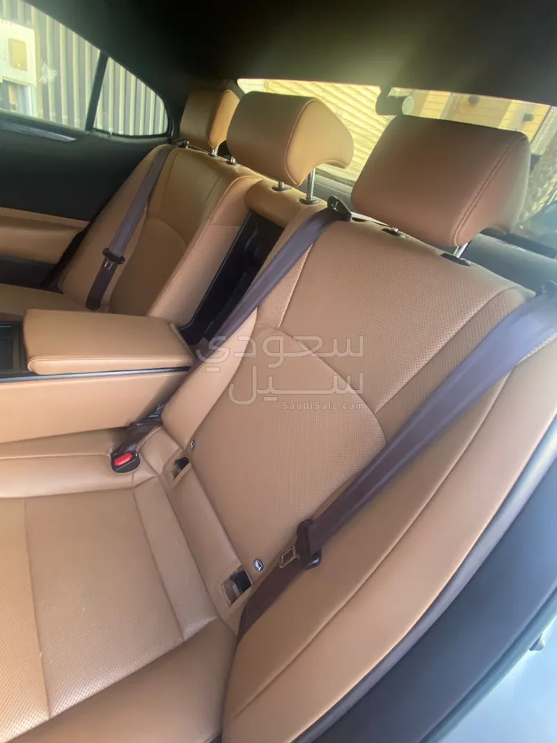 2020 لكزس إي إس 250