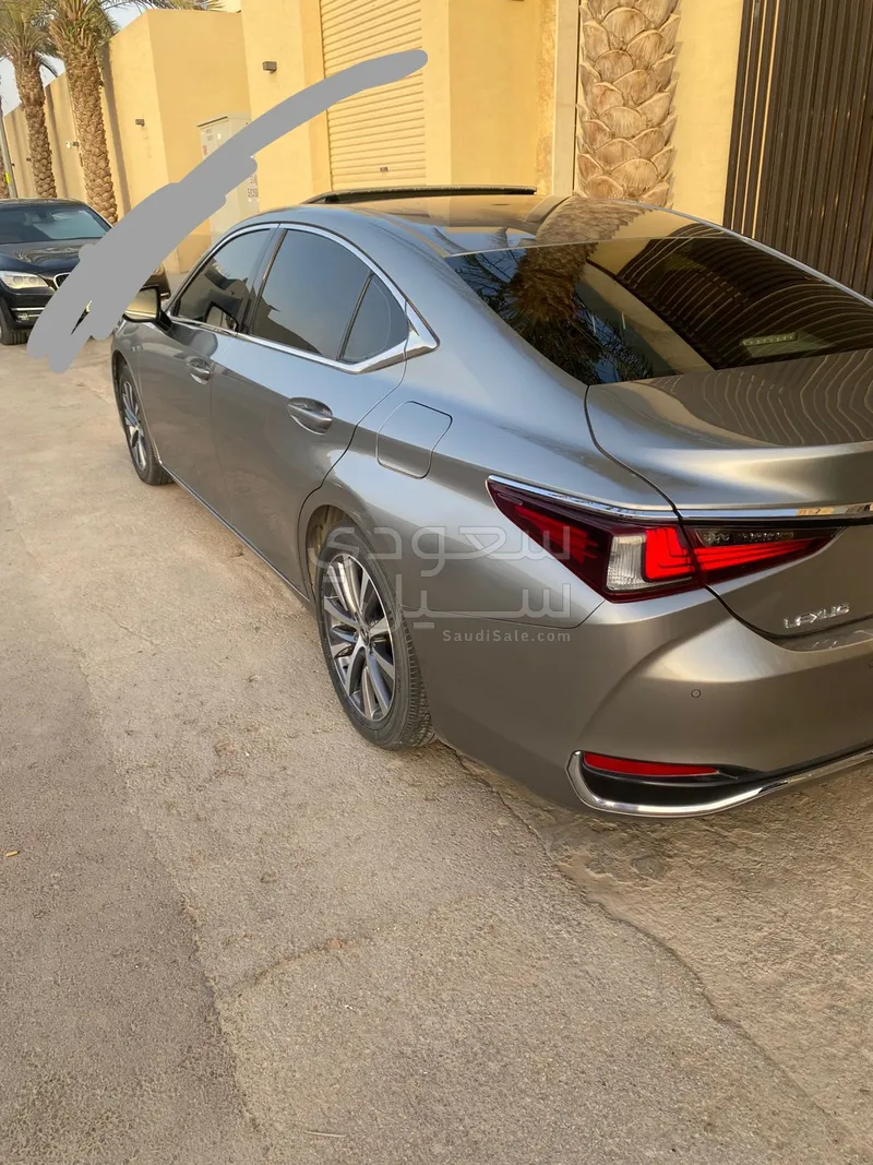 2020 لكزس إي إس 250