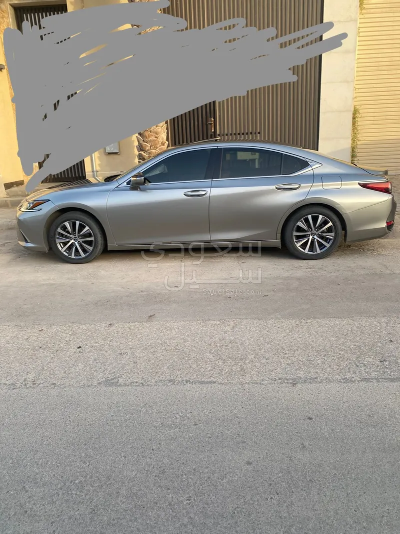 2020 لكزس إي إس 250