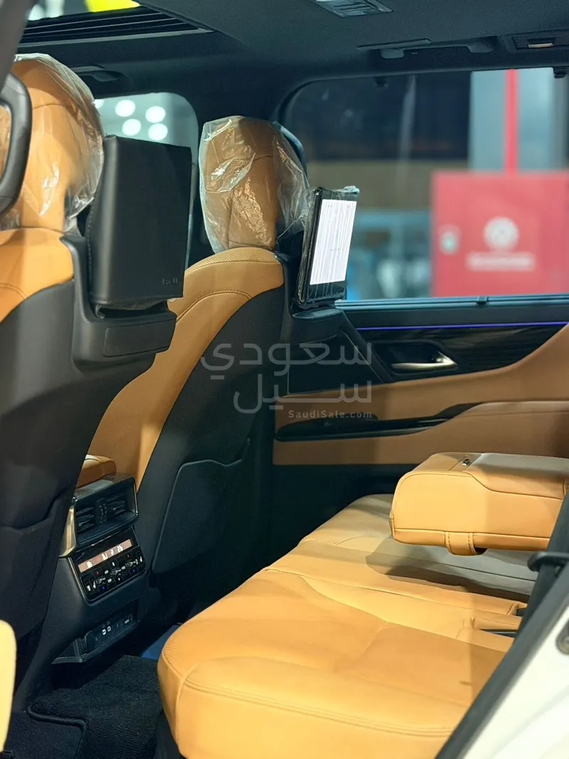 2023 لكزس إل إكس 600