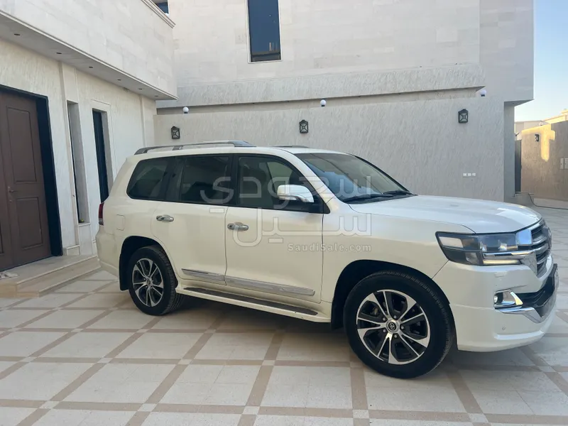 2016 Toyota Land Cruiser GXR