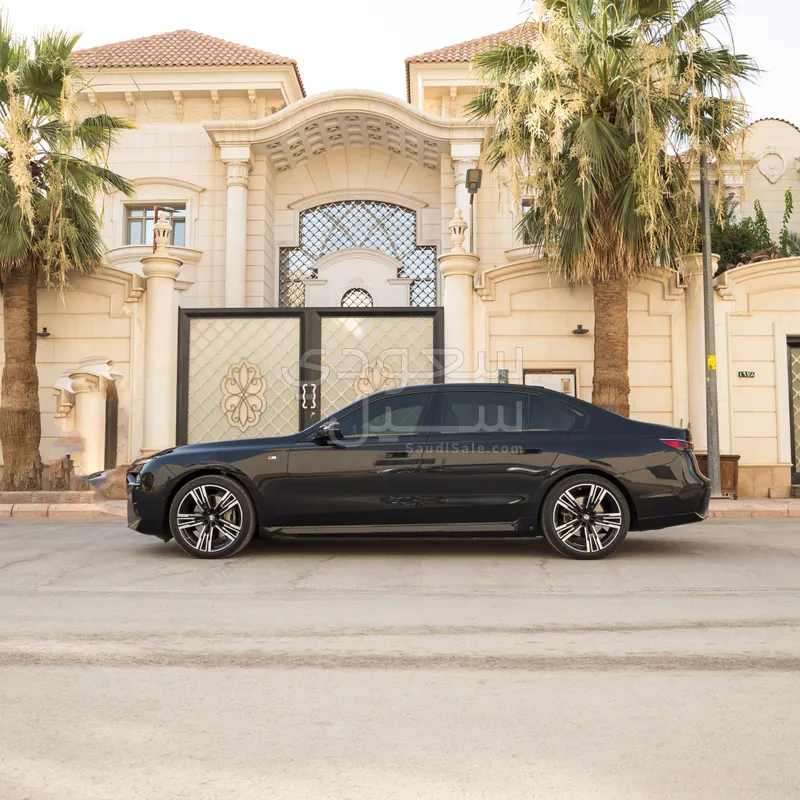 2023 BMW 7 Series 740i